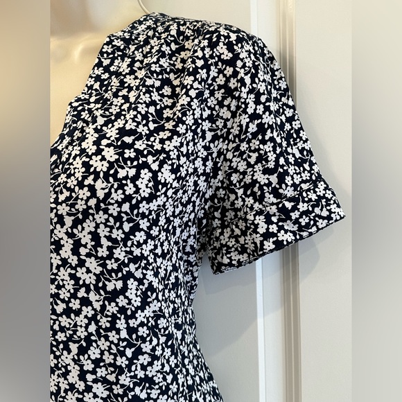 J. Crew Re-Imagined Women’s Ditsy Floral V-Neck Flutter Sleeve Top Size XS - Picture 6 of 14